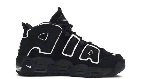 Nike Air More Uptempo en el clásico Black y White