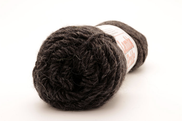 Brown Sheep Co - Lamb's Pride Worsted / Deep Charcoal M06