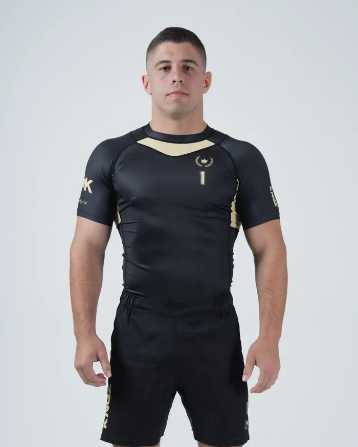 Kingz Player Special Limited Edition Rashguard Black Gold - Full Body Front View Male Athlete Short Sleeve Black Gold Chevron Motorsport Design Number 1 Crown Logo Tainan Dalpra [color:Black]