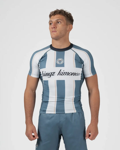 Kingz Vintage Futebol Rashguard Blue White Stripe - Full Body Front View Male Athlete Short Sleeve Retro Football Kit Vertical Stripes Cursive Kingz Kimonos Text Gray Blue Shorts [color:Green/Vintage]